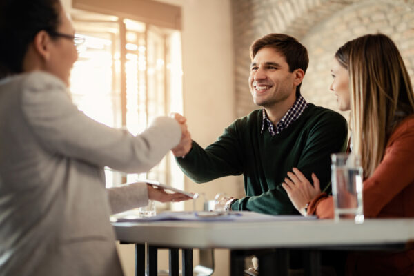 clients satisfait de leur cuisine avec place aux agenceurs