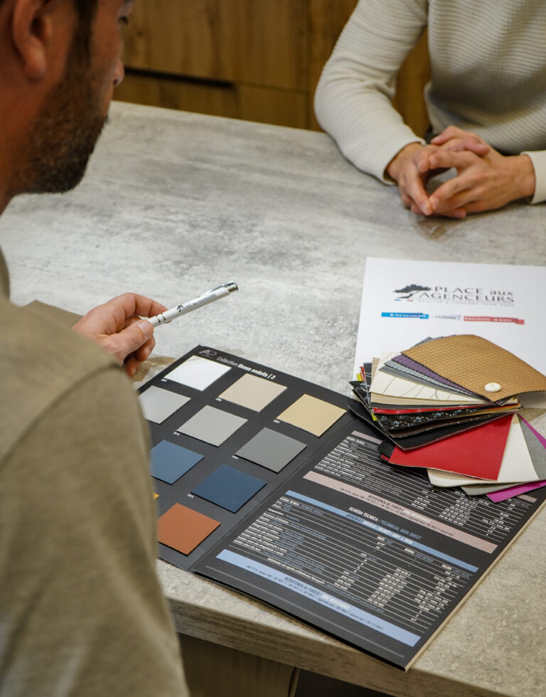Consultation avec un expert Place aux Agenceurs – Sélection d’échantillons de couleurs et matières pour projet d’aménagement intérieur sur-mesure.