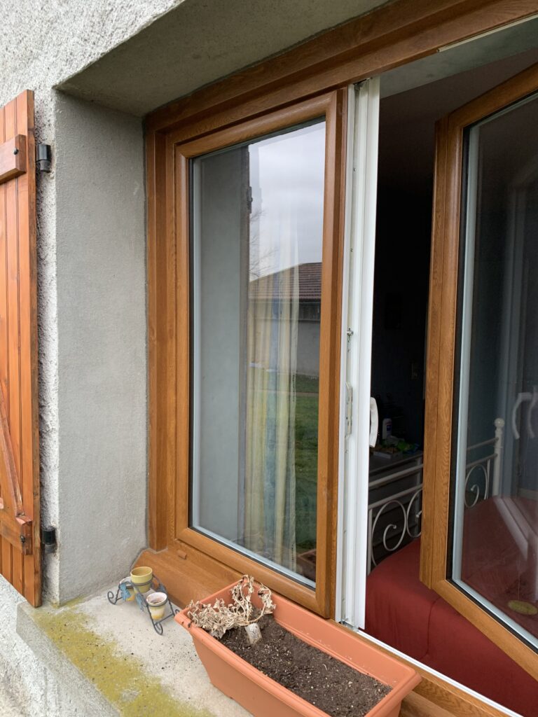 Fenêtre en bois double vitrage avec volets assortis – Design rustique et performance thermique pour maison traditionnelle.