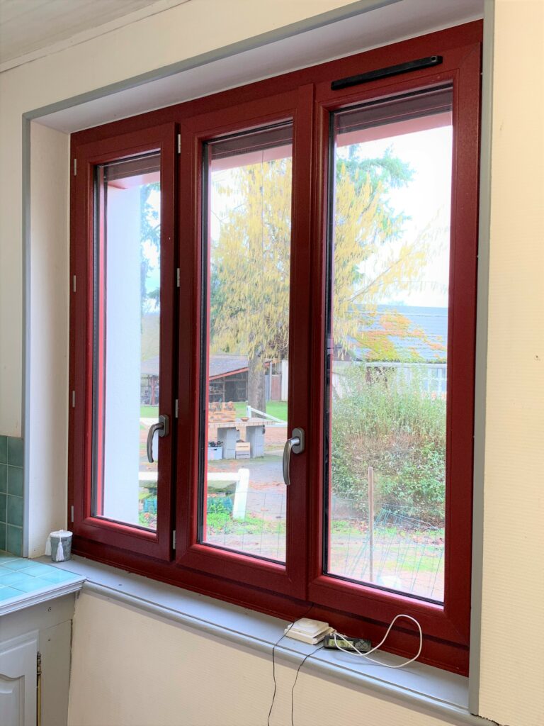 Fenêtre en aluminium rouge à triple battant – Design moderne et isolation thermique renforcée.