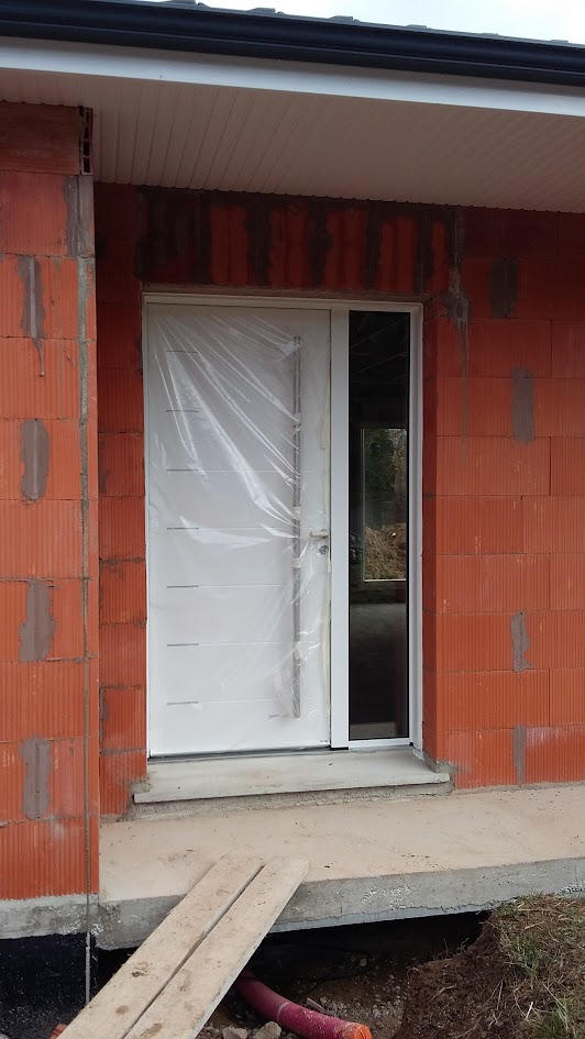 Porte entrée tierce