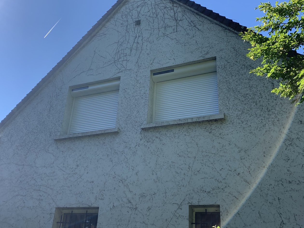 Facçade équipée de volets roulants solaires