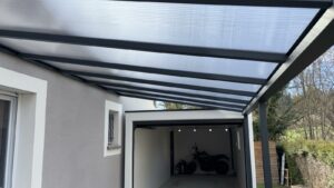 Carport avec toiture polycarbonate