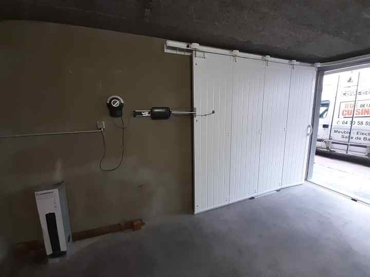 Porte de garage sectionnelle à refoulement latéral motorisé