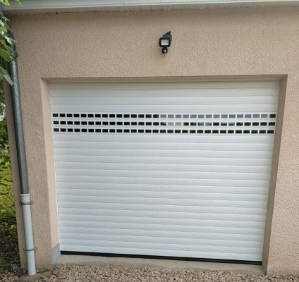 Porte garage enroulable vue exterieure