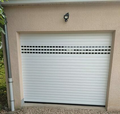 Porte garage enroulable vue exterieure